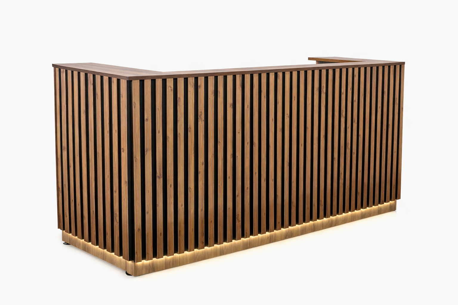 میز پذیرش مدرن چوبی با طراحی اسلت عمودی و نور مخفی